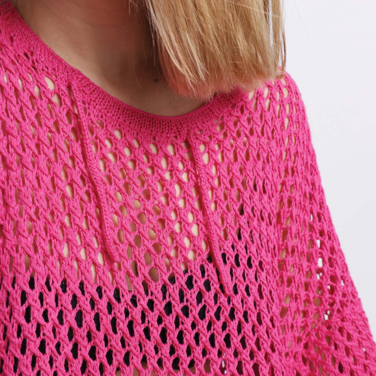 SYNURA TEJIDO EN UN JERSEY CALADO EN EL COLOR FUCSIA. UN PATRON DE ROSAS CRAFTS PERFECTO PARA ESOS DIAS DE VERANO