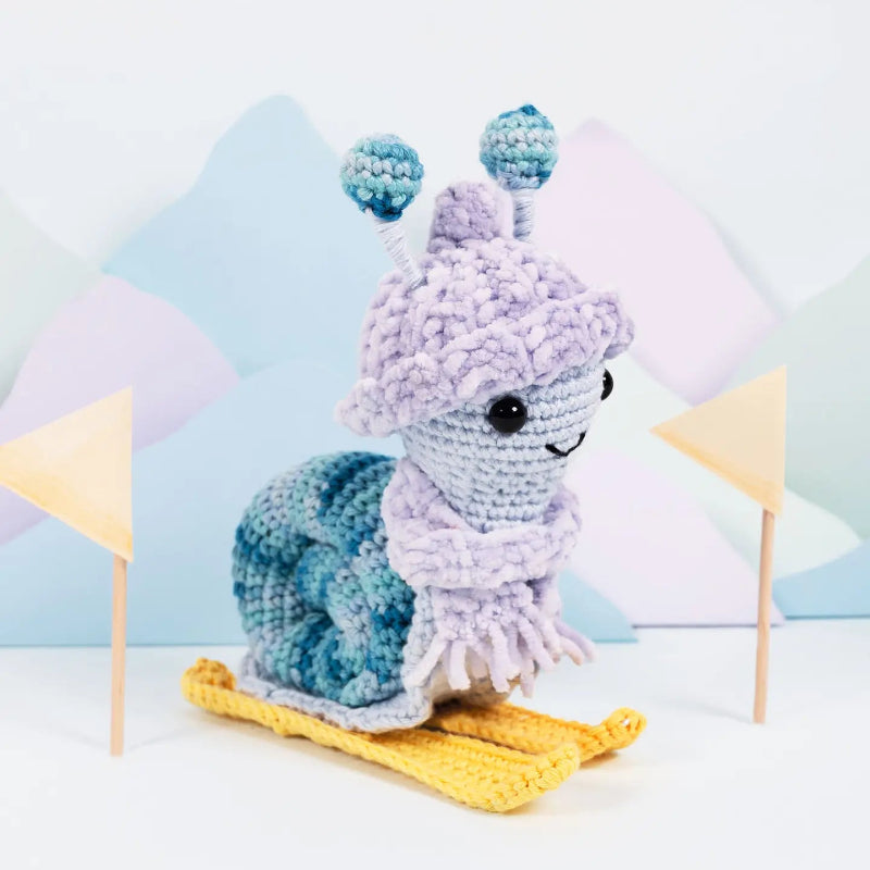 UN CARACOL ESQUIADOR - NECESITAS MAS MOTIVOS PARA COMPRAR ESTE KIT DE AMIGURUMI QUE NOS PRESENTA DMC?