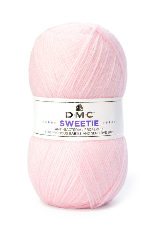 Ovillo 100% Acrílico antibacterias de la marca DMC. El modelo es Swettie en el color 610