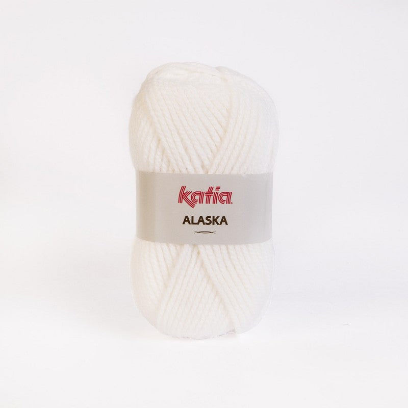 Ovillo de lana 100% acrílico de la marca Katia. El modelo es Alaska en el color 001