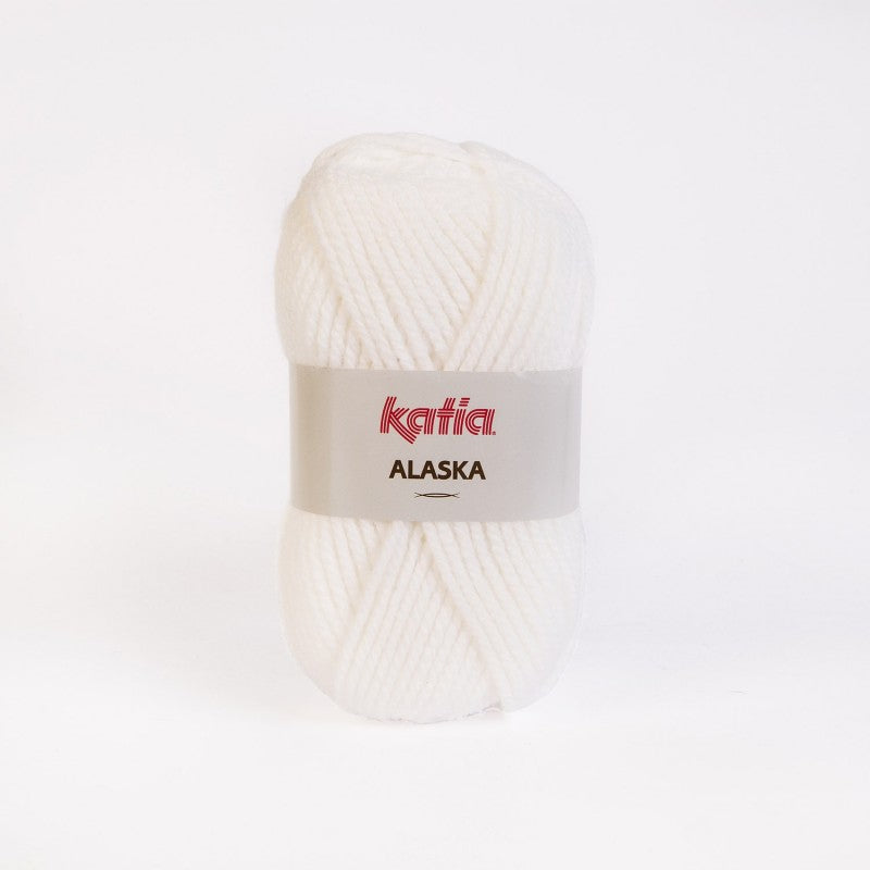 Ovillo de lana 100% acrílico de la marca Katia. El modelo es Alaska en el color 001