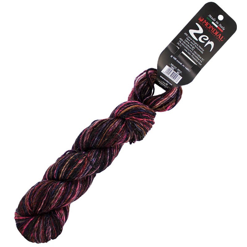 Ovillo 45% de lana merino, 45% acrílico, 7% poliamiday un 3% poliester, de la marca Mondial. El modelo es ZEN en el color 091