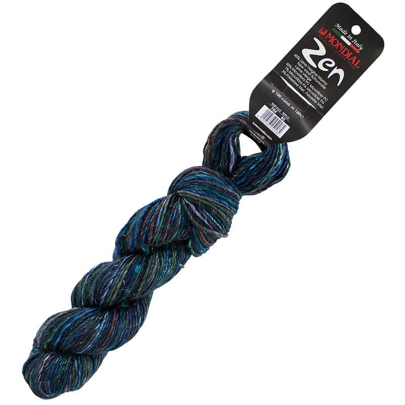 Ovillo 45% de lana merino, 45% acrílico, 7% poliamiday un 3% poliester, de la marca Mondial. El modelo es ZEN en el color 094