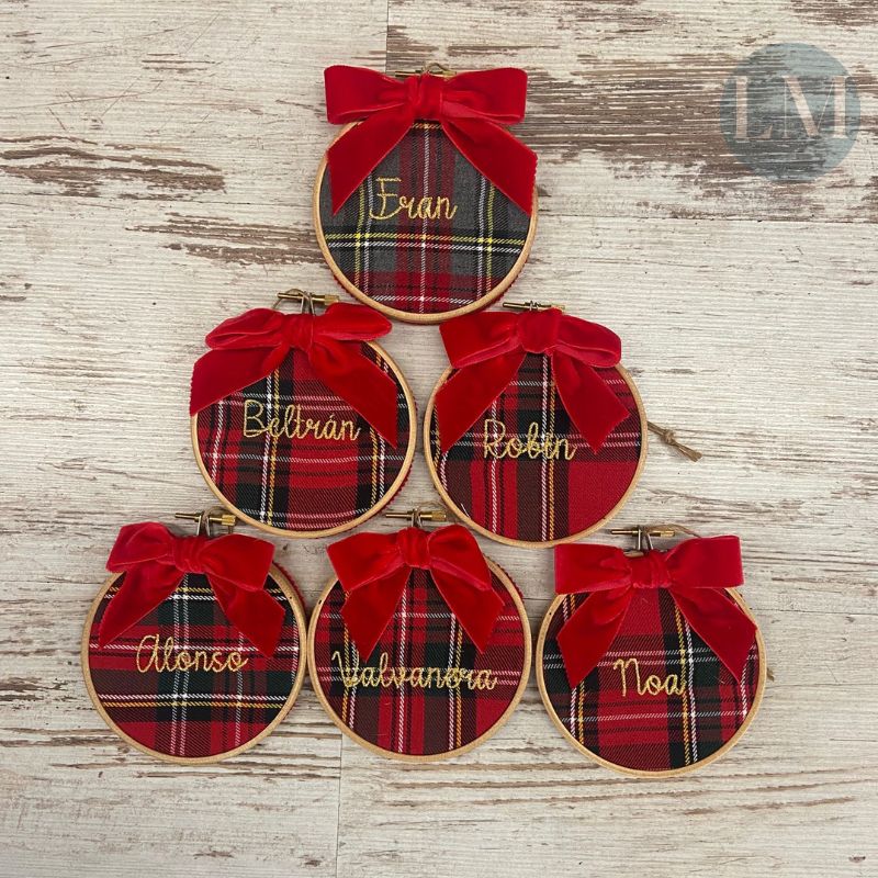 Personaliza estas Navidades el árbol o si lo prefieres, pon el nombre de los regalos de una forma original. Gracias a los bastidores personalizados que te hacemos con nuestras proopias manos.