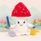 CON ESTE KIT PODRÁS TEJER EL CHAMPIÑÓN JARDINERO, UN AMIGURUMI OTOÑAL QUE FLORECERÁ CUALQUIER RINCÓN