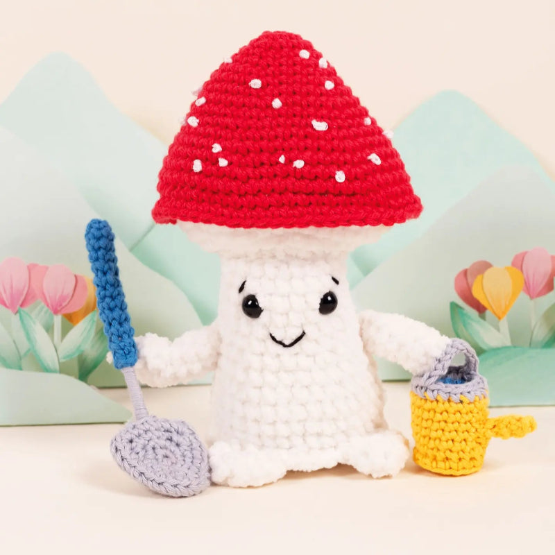 CON ESTE KIT PODRÁS TEJER EL CHAMPIÑÓN JARDINERO, UN AMIGURUMI OTOÑAL QUE FLORECERÁ CUALQUIER RINCÓN