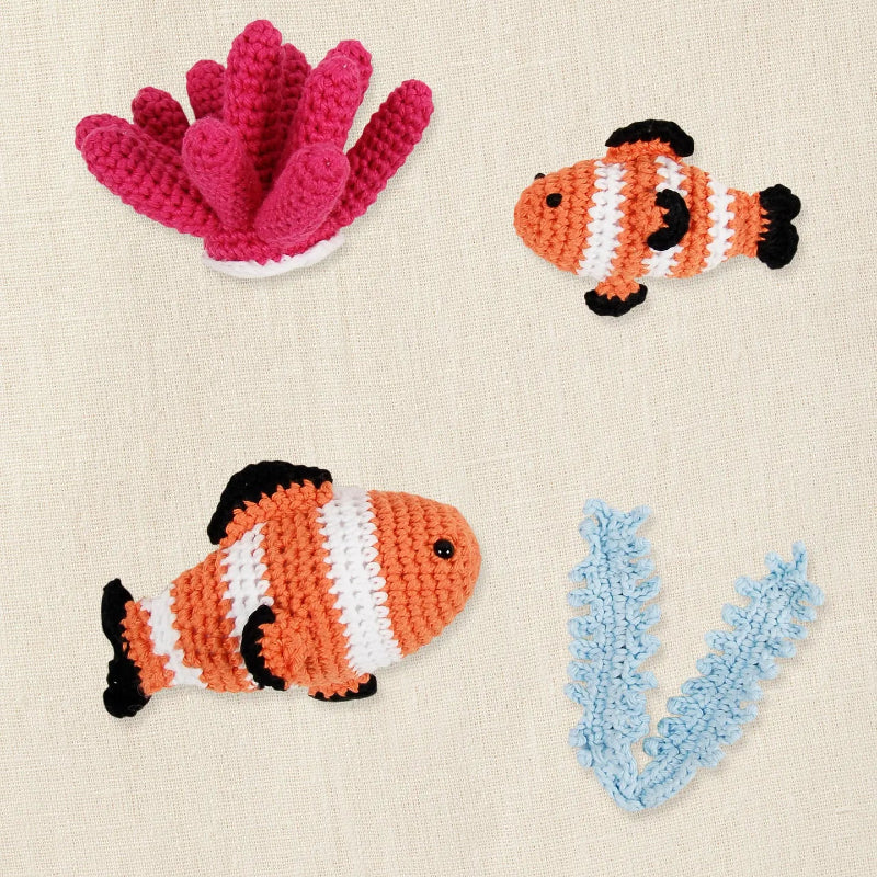 DOS PEZ PAYASO Y DOS CORALES TEJIDOS CON EL KIT DE AMIGURUMIS DE DMC - TODO LO QUE NECESITAS PARA TEJER ESTOS ADORBALES AMIGURUMIS MARINOS