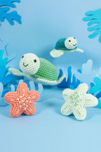 DOS TORTUGAS MARINAS TEJIDAS CON EL KIT PARA AMIGURUMIS TORTUGAS DE MAR.  VERDE Y AGUA MARINA 
