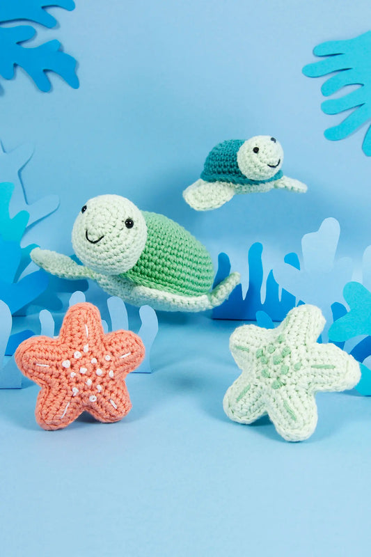 DOS TORTUGAS MARINAS TEJIDAS CON EL KIT PARA AMIGURUMIS TORTUGAS DE MAR.  VERDE Y AGUA MARINA 