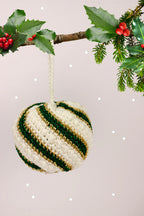 Bola para el arbol tejida a crochet, descubre le patron en la revista.