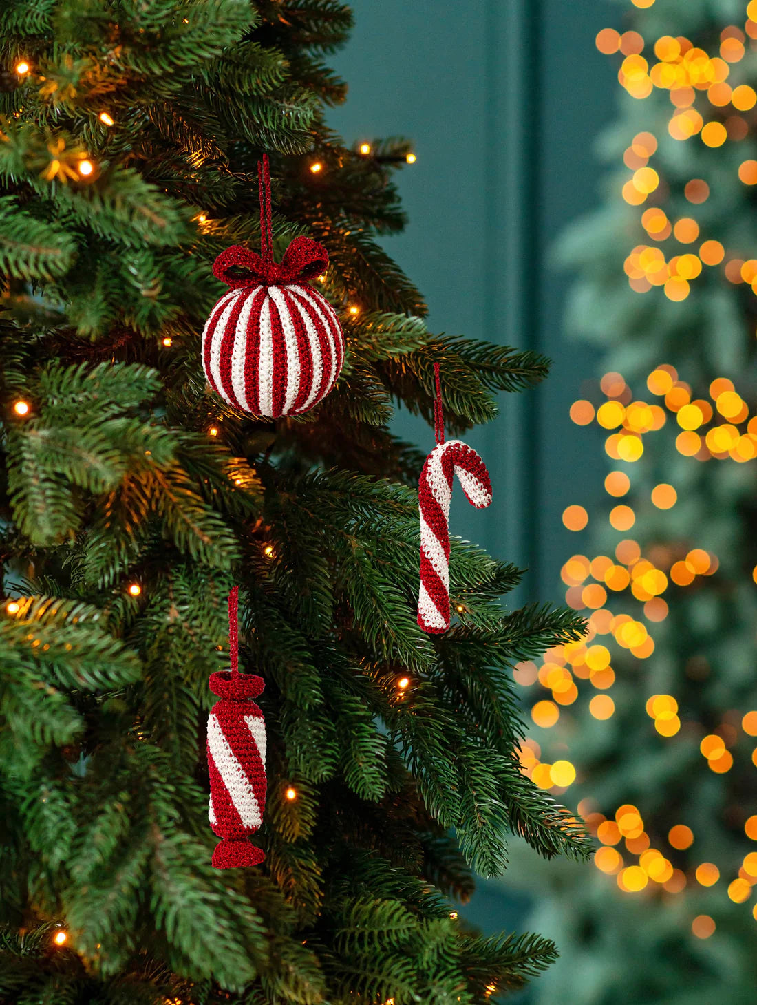 UNA BOLA, UN BASTÓN Y UN CARAMELO PARA TU ARBOL DE NAVIDAD. TU GANCHILLO Y EL PATRON DE LA REVISTA A SPARKLING CROCHET CHRISTMAS