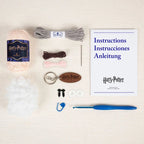 Contenido del Kit Amigurumi Dobby DMC con hilos, ganchillo, relleno, ojos y accesorios