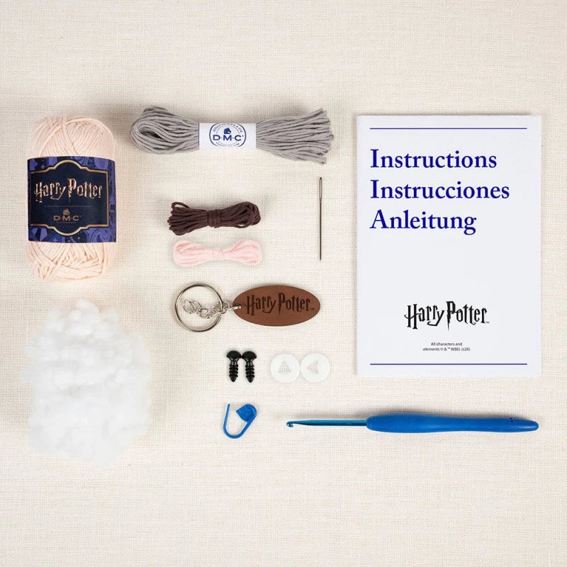 Contenido del Kit Amigurumi Dobby DMC con hilos, ganchillo, relleno, ojos y accesorios