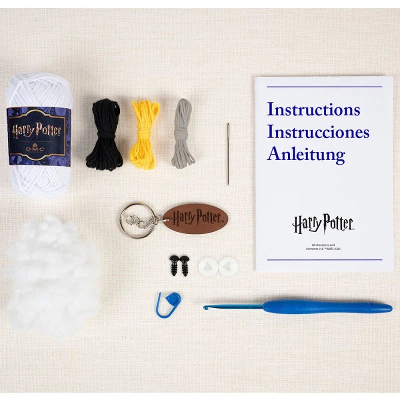 Contenido del Kit Amigurumi Hedwig DMC con hilos, ganchillo, relleno y accesorios