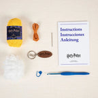 Contenido del Kit Amigurumi Snitch Dorada con hilos, ganchillo, relleno y accesorios