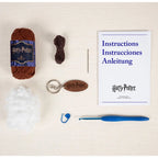 Contenido del Kit Amigurumi Sombrero Seleccionador con hilos, ganchillo, relleno y accesorios