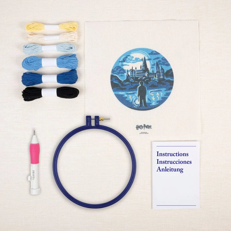 Contenido del kit de punch needle Castillo de Hogwarts con hilos, tela estampada, bastidor y aguja