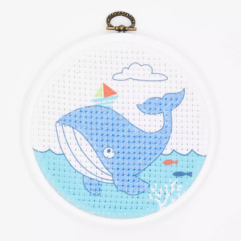 EL KIT DE MEDIO PUNTO LA BALLENA EN SU BASTIDOR UNA VEZ COSIDO. 