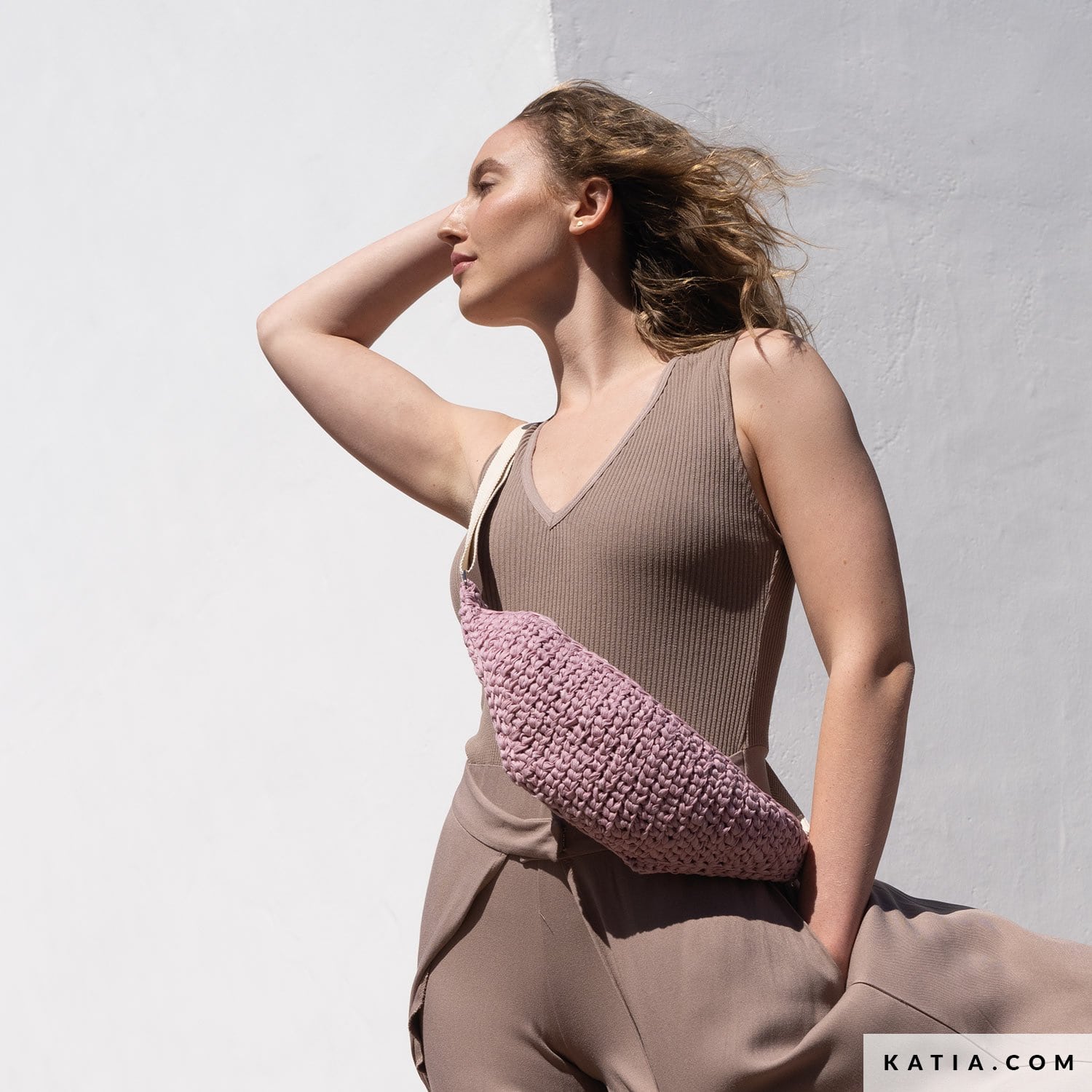 Riñonera tejida a mano siguiendo el patron de la REVISTA CROCHET Nº 121 DE KATIA