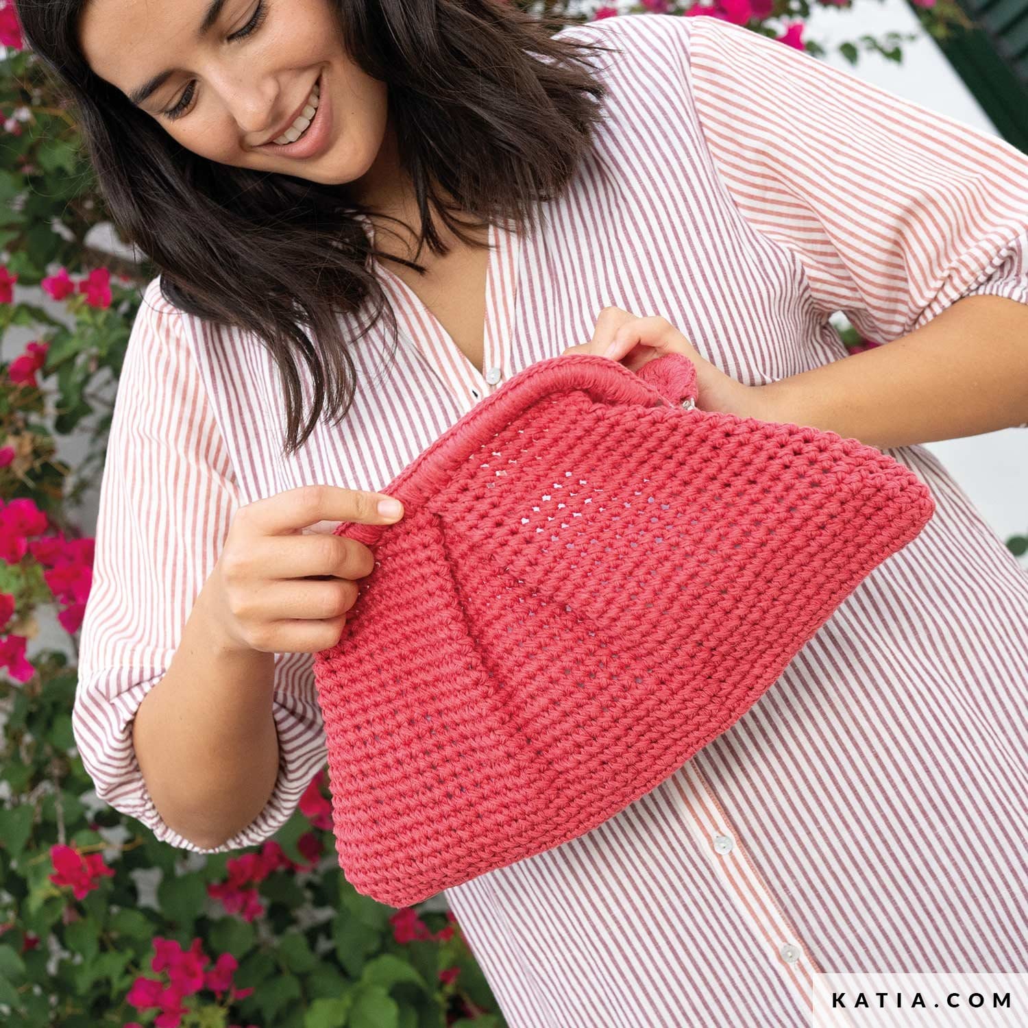 Disfruta de lucir un bolso tejido por ti misma como el que viene en la - REVISTA CROCHET Nº 121 DE KATIA - Bolso de mano coral para lucir este verano