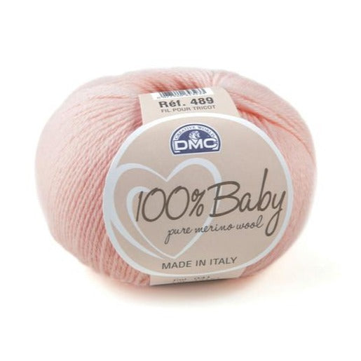 Ovillo de lana merino 100% de la marca DMC. El modelo es 100% Baby en el color 41
