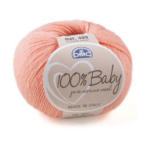 Ovillo de lana merino 100% de la marca DMC. El modelo es 100% Baby en el color 42