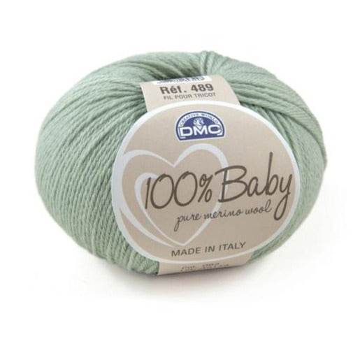 Ovillo de lana merino 100% de la marca DMC. El modelo es 100% Baby en el color 80