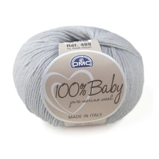 Ovillo de lana merino 100% de la marca DMC. El modelo es 100% Baby en el color 121