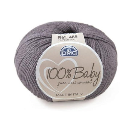 Ovillo de lana merino 100% de la marca DMC. El modelo es 100% Baby en el color 122