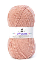Ovillo 100% Acrílico antibacterias de la marca DMC. El modelo es Swettie en el color 602