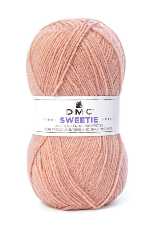 Ovillo 100% Acrílico antibacterias de la marca DMC. El modelo es Swettie en el color 602
