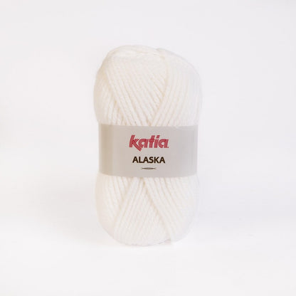 Ovillo de lana 100% acrílico de la marca Katia. El modelo es Alaska en el color 001