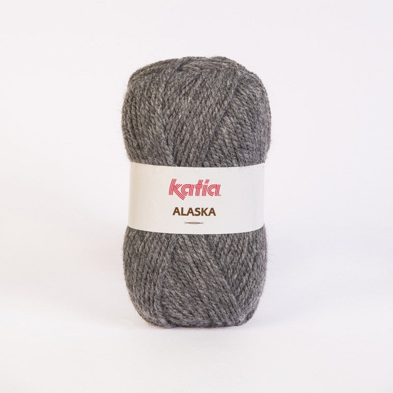 Ovillo de lana 100% acrílico de la marca Katia. El modelo es Alaska en el color 010