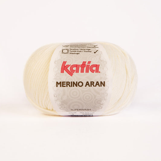 Ovillo de lana 52% merino 48% acrílico de la marca Katia. El modelo es Merino Aran en el color 003