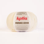 Ovillo de lana 52% merino 48% acrílico de la marca Katia. El modelo es Merino Aran en el color 003