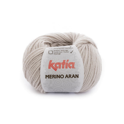 Ovillo de lana 52% merino 48% acrílico de la marca Katia. El modelo es Merino Aran en el color 011