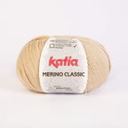 Ovillo de lana 55% merino 45% acrílico de la marca Katia. El modelo es Merino Classic en el color 010
