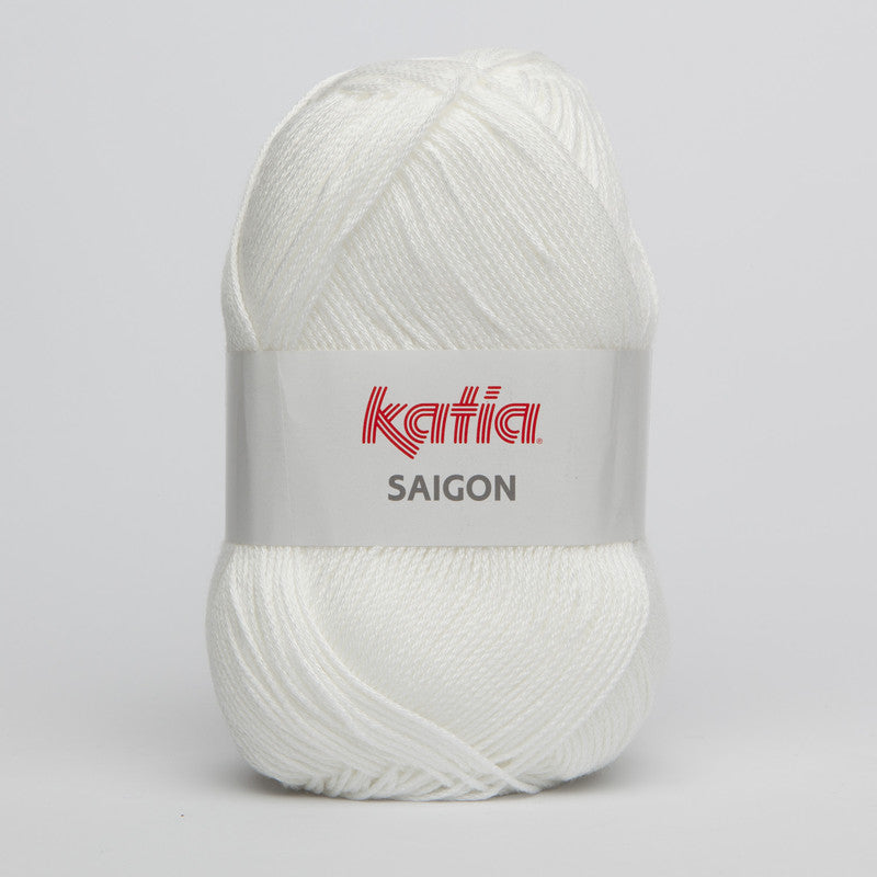 Ovillo de algodón 100% acrílico de la marca Katia. El modelo es Saigon en el color 001