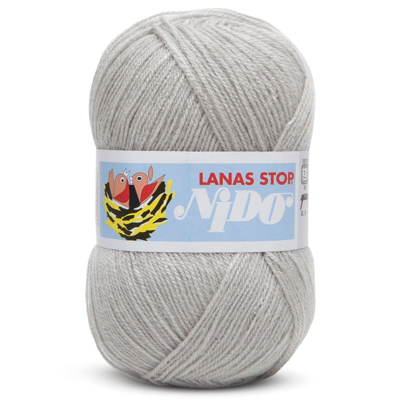 Ovillo de lana 100% acrílica de la marca Lanas Stop. El modelo es Nido en el color 531