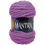 Ovillo de trapillo 60% Poliamidade, 40% la marca Mondial. El modelo es Mantra en el color 573
