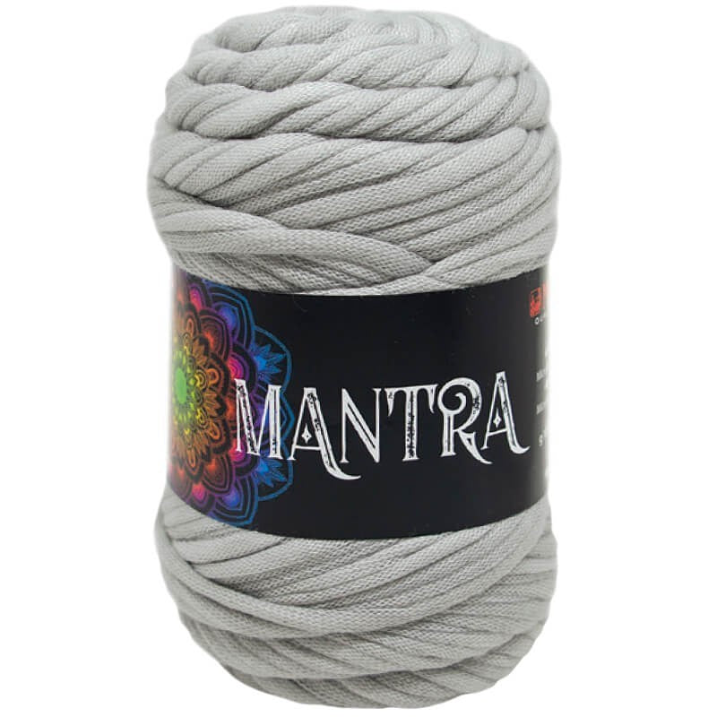 Ovillo de trapillo 60% Poliamidade, 40% la marca Mondial. El modelo es Mantra en el color 583