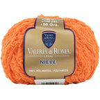 Ovillo de 100% poliamida  de la marca Valeria di Roma. El modelo es Nieve en el color 188
